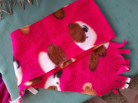 Dětská růžová šála flísová s pejsky, 110