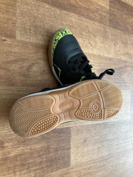 Sportovní boty se světlou podrážkou, 33