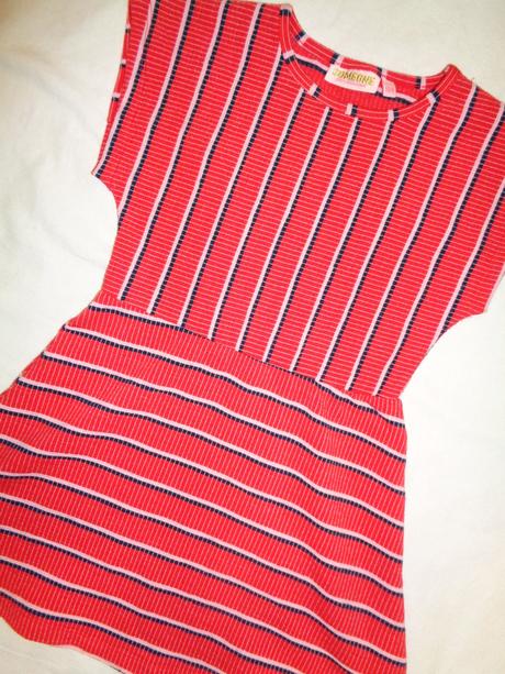 Červené pružné pruhované šaty, 104