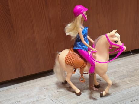 Panenka barbie s koněm,