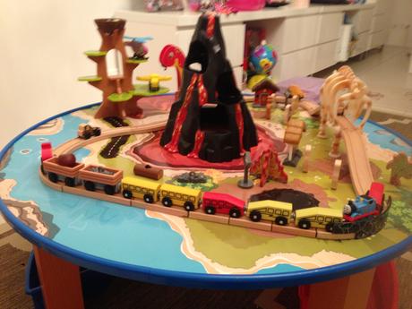 Kidkraft vláčkodráha se stolem - dinosauři, 