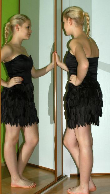 Společenské krátké černé saténové šaty bez ramínek, 38