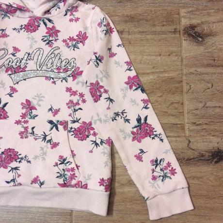 Mikina s kytkami a třpytkatým nápisem, c&a,134