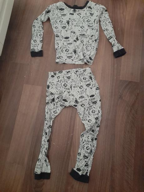 Dlouhé pyžamo bíločerné 104, 104