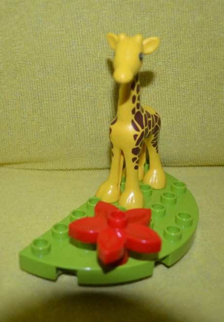 Lego duplo, žirafa na louce,