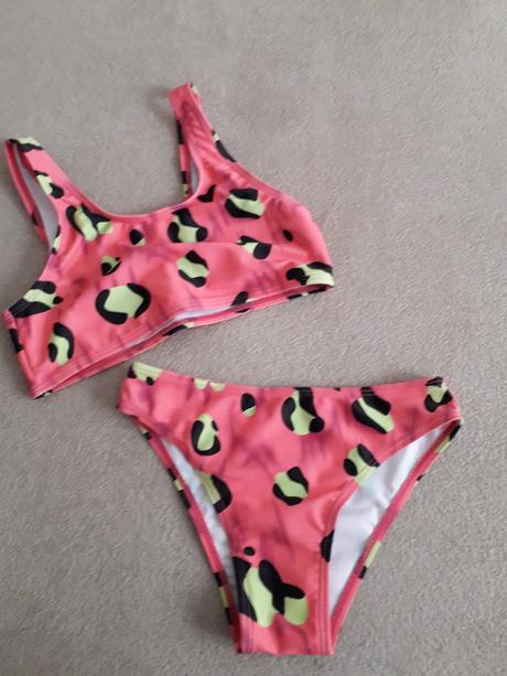 Nenošené plavky, 122