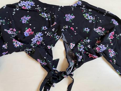 Květovaný crop top s průstřihem zad, vel xs, sinsa, sinsay,xs