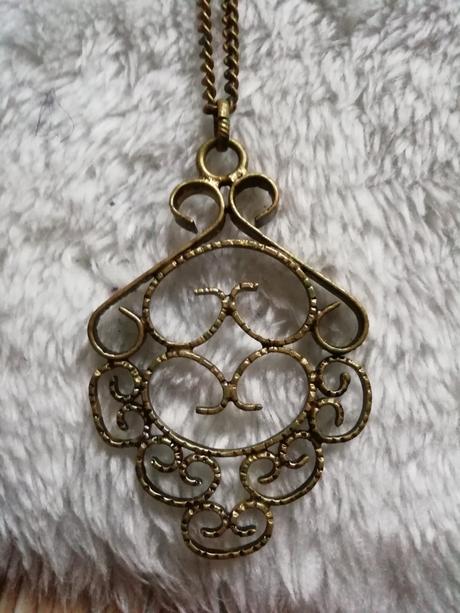 Náhrdelníky, kus 80 kč,