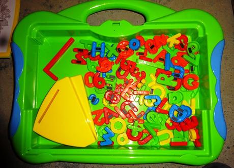 Magnetická tabulka v kufříku magnet. písmena,čísla,