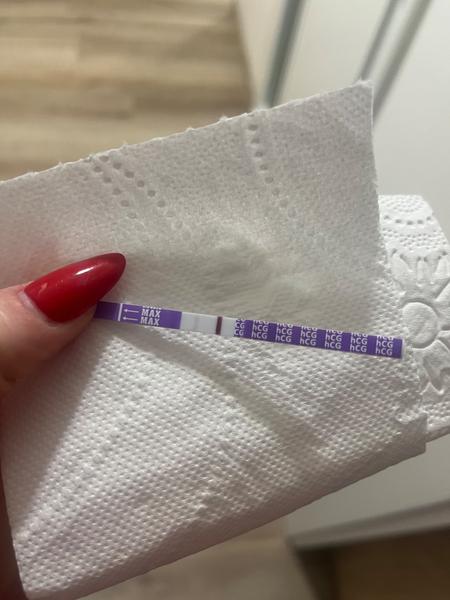 Těhotenský test. Vidíte tam druhou čárku?