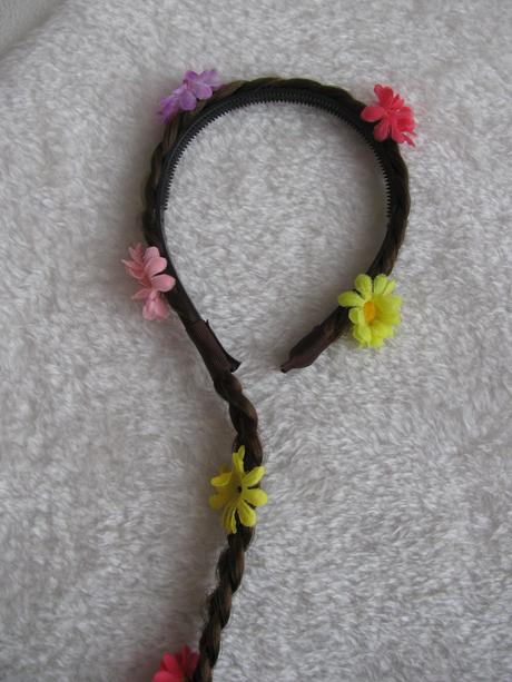 Čelenka s copem a kytičkami, 