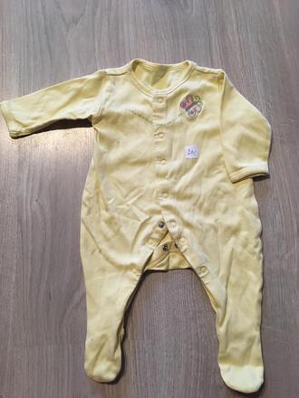 Žlutý overal s motýlkem, 56