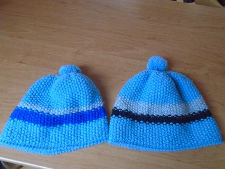 2 pletené čepice, 116