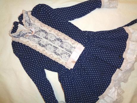 Pěkné modrobílé puntíkaté šaty - hodně zdobené, 116