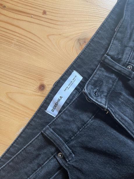 Slušivé černé džíny rifle, pull&bear,40