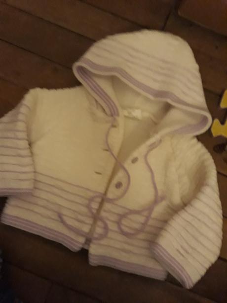 Pletený přízový bílo fialový svetřík, kabátek, 68