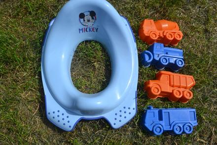 Bábovky na písek auta a dětské sedátko na toaletu, 