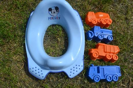 Bábovky na písek auta a dětské sedátko na toaletu, 
