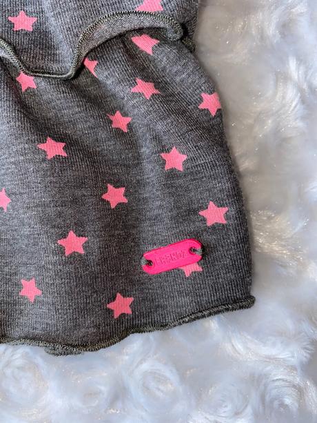 Šedé šaty frendz, 80