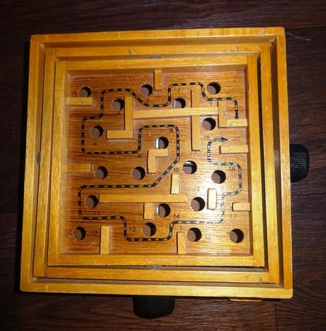 Dřevěný labyrint s kuličkou, 