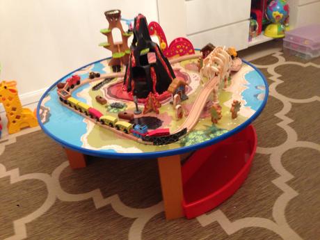 Kidkraft vláčkodráha se stolem - dinosauři, 