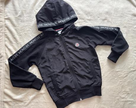 K9/ mikina černá - v.128/134 zn. moncler, 128