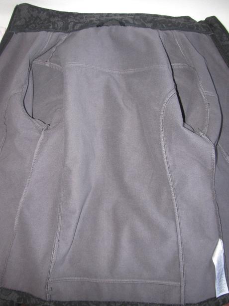 Černo šedá softshellová bunda s kapucí, 38