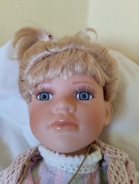 Značená porcelánová panenka, 