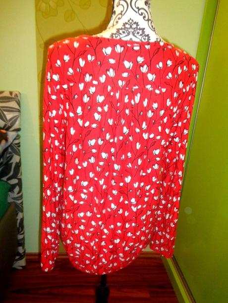 Červená halenka s bílými květy, m