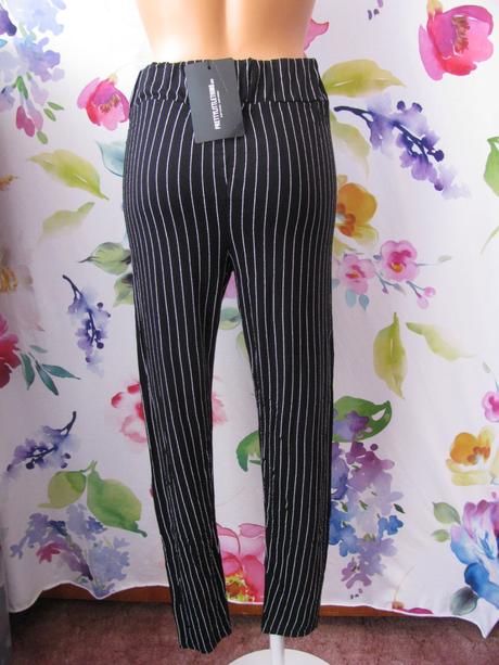 Černé elastické kalhoty s bílými pruhy, 40