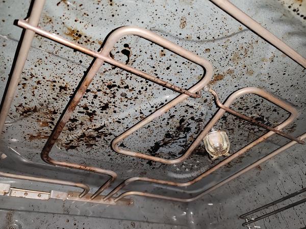 Jak efektivně vyčistit troubu bez poškození?