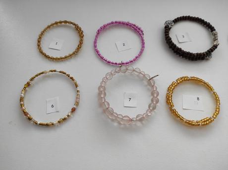 Náramek na paměťovém drátě,