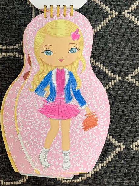 Sada s nálepkovými knižkami, zošitkami a bábikami,