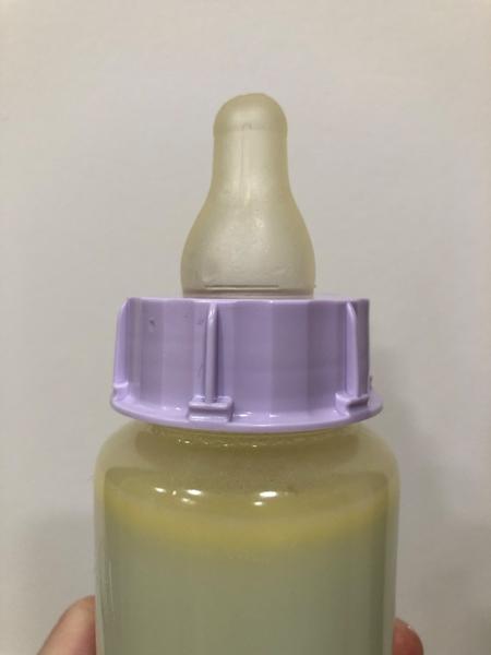 Žlutý proužek v rozmrazeném mléku: Je to normální?