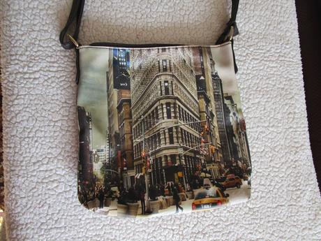 Pěkná tm. šedá kabelka, vepředu zajímavý potisk,