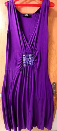 Šaty s pěknou ozdobou, s