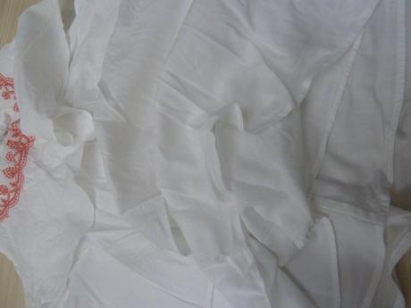 Halenka s vrstvenými volány a výšivkou,, 152