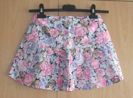 Květovaná minisukně, 134