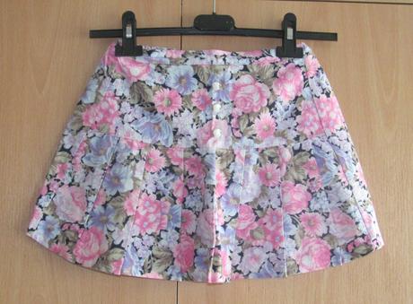 Květovaná minisukně, 134