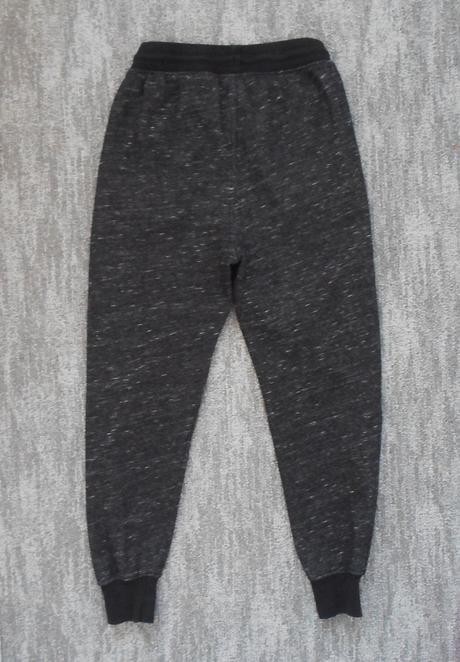 Černé tepláky, h&m,152