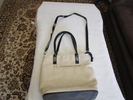 Pěkná, málo nošená, světlá kabelka s černými traky,