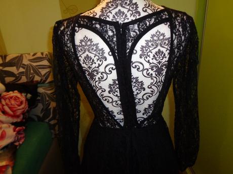 Luxusní černé společenské krajkové šaty skin, 40