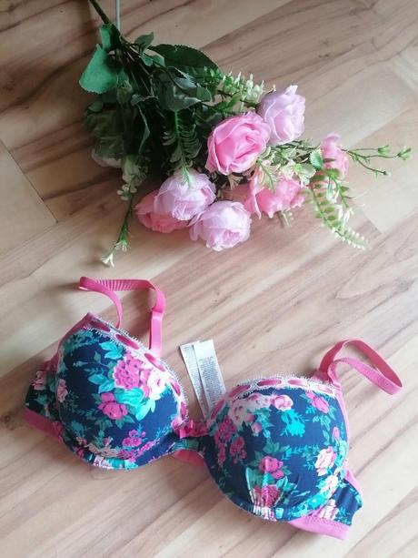 Květinová podprsenka, 70a