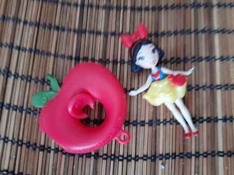 Sněhurka a jablko jako kruh do vody, panenka,