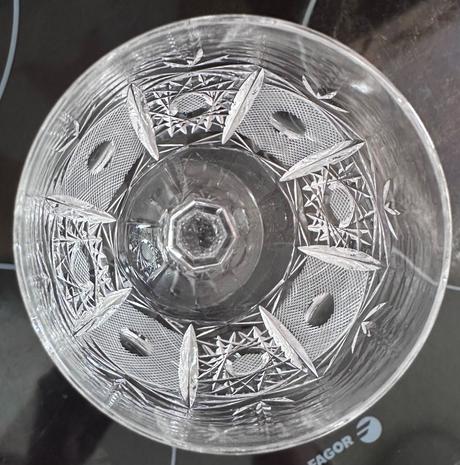 Šest broušených sklenic z křišťálu na víno, 