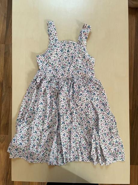 Šaty s drobnými kvítky, vel neuvedena, dcera měla, 134