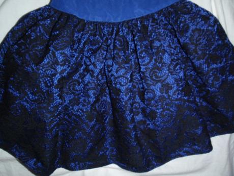 Exkluzivní modorfialkové šaty s černou krajkou, 92