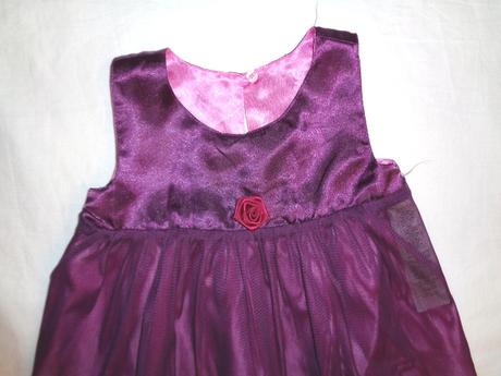 Nádherné fialové tylové slavnostní šaty, 98