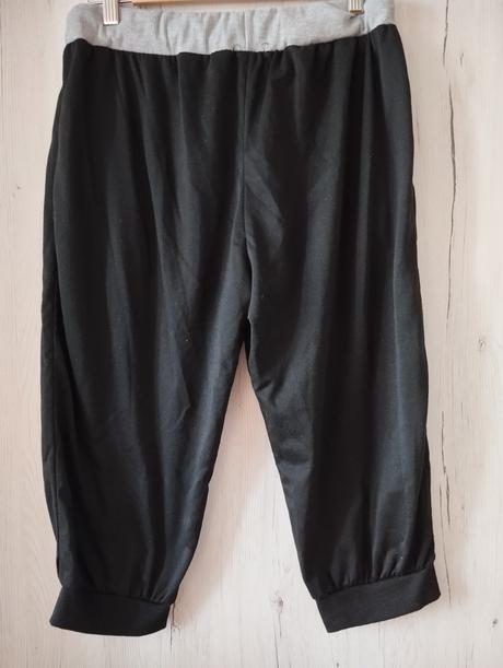 Čtyři trika vel. l, xl, tepláky a body za 43 kč/ks, l