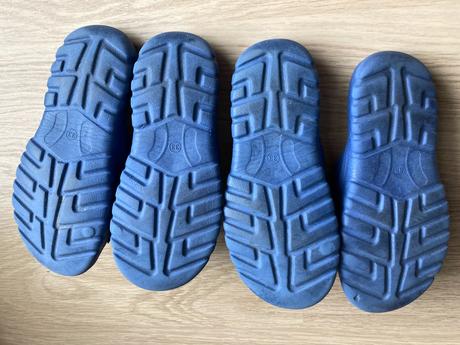 2x gumové pantofle, 33